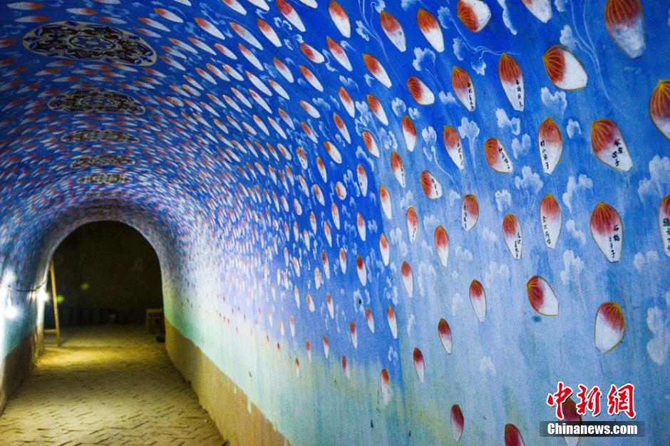 Afrescos modernos aparecem nas Grutas Mogao