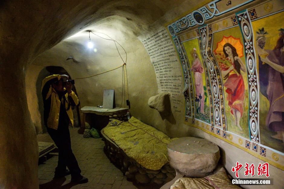 Afrescos modernos aparecem nas Grutas Mogao