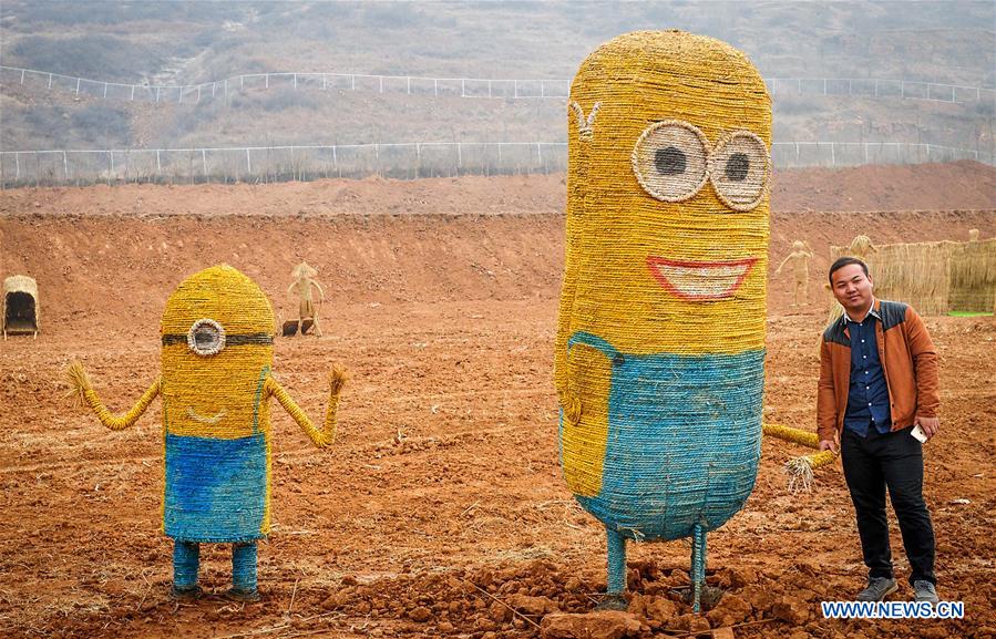 Turistas tiram fotos com espantalhos invulgares em Henan