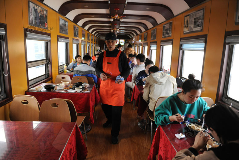 Insólito: Vag?es de trem servem de cantina em uma universidade chinesa