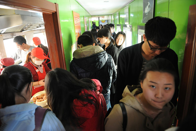 Insólito: Vag?es de trem servem de cantina em uma universidade chinesa