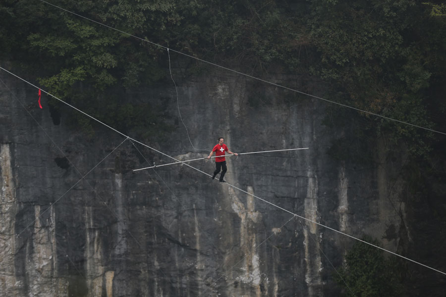 Concorrente sui?o vence competi??o de equilibrismo em Chongqing