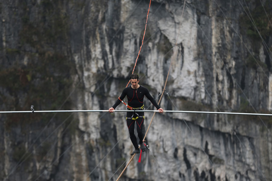 Concorrente sui?o vence competi??o de equilibrismo em Chongqing