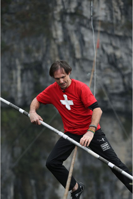 Concorrente sui?o vence competi??o de equilibrismo em Chongqing