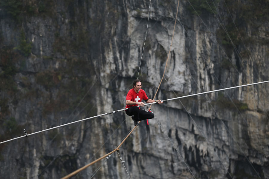 Concorrente sui?o vence competi??o de equilibrismo em Chongqing