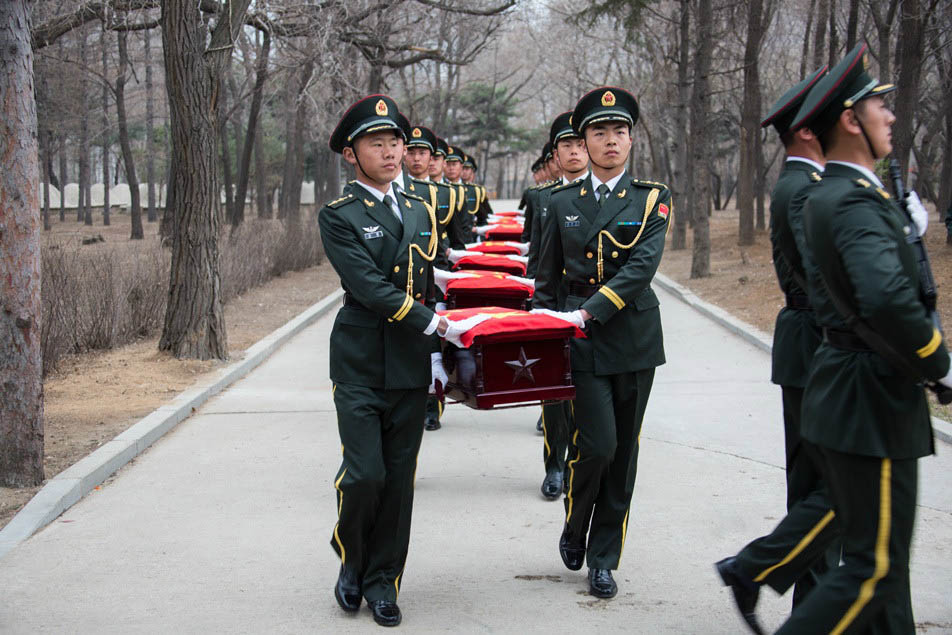 China realiza cerim?nia de enterro de restos mortais de soldados regressados da Coreia do Sul