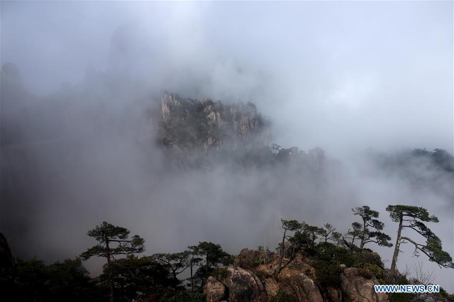 Paisagem enevoada da montanha Huang