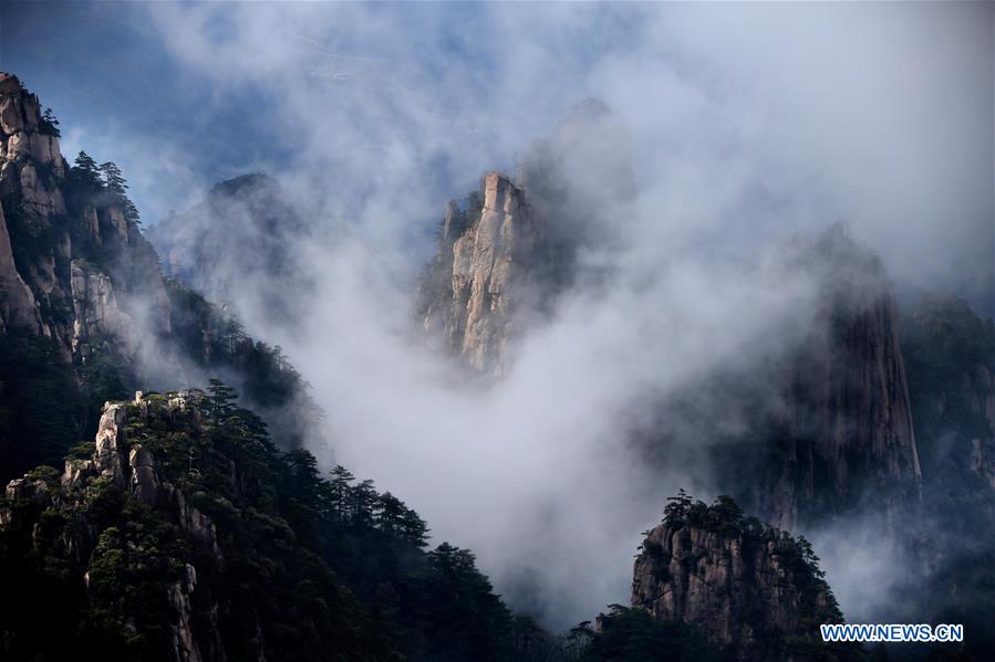 Paisagem enevoada da montanha Huang
