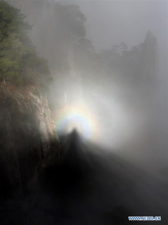 Paisagem enevoada da montanha Huang