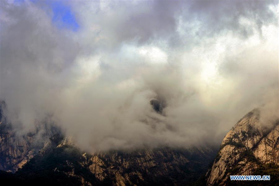 Paisagem enevoada da montanha Huang