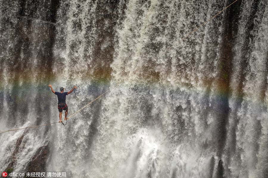Homem atravessa a Cachoeira da Fuma?a na corda bamba