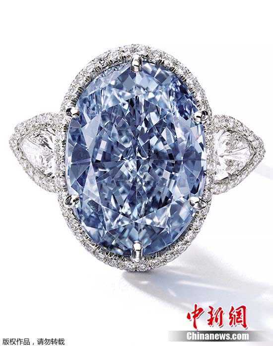 Diamante azul bate recorde e é leiloado por US$ 32 milh?es em Hong Kong