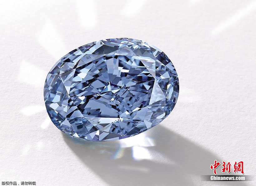 Diamante azul bate recorde e é leiloado por US$ 32 milh?es em Hong Kong