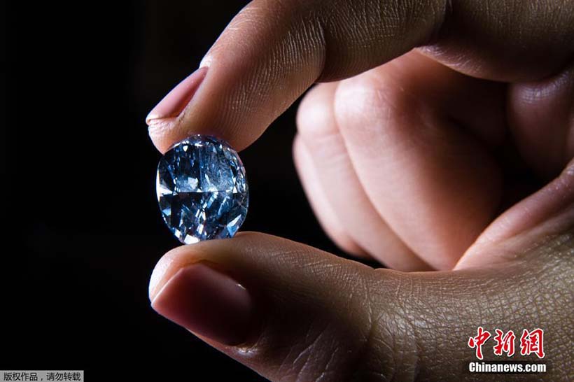Diamante azul bate recorde e é leiloado por US$ 32 milh?es em Hong Kong