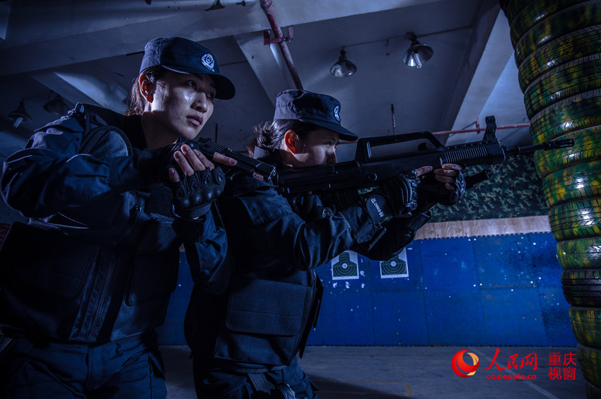 Equipa SWAT de Chongqing publica galeria de fotografias das opera??es de treinamento