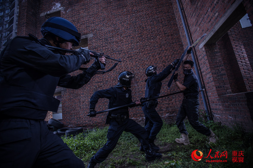 Equipa SWAT de Chongqing publica galeria de fotografias das opera??es de treinamento