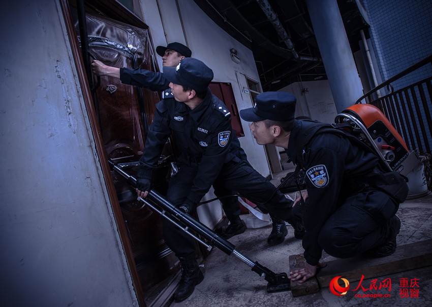 Equipa SWAT de Chongqing publica galeria de fotografias das opera??es de treinamento