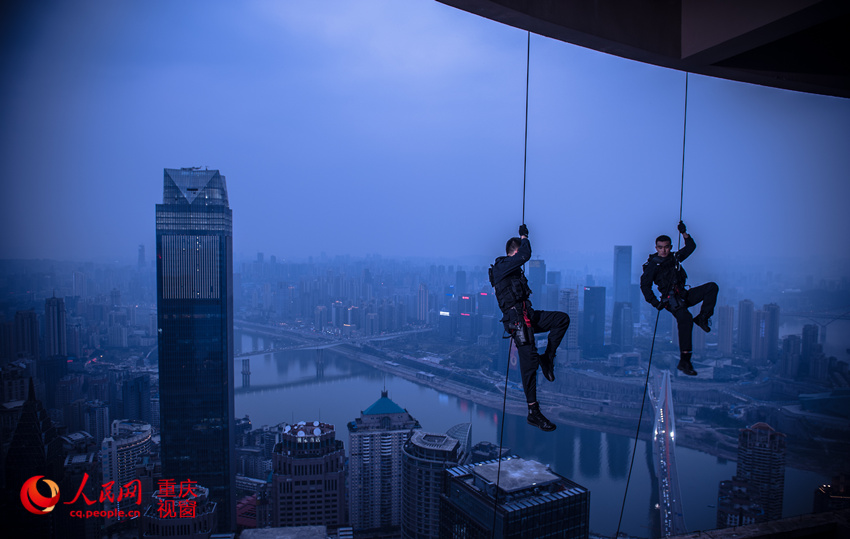 Equipa SWAT de Chongqing publica galeria de fotografias das opera??es de treinamento