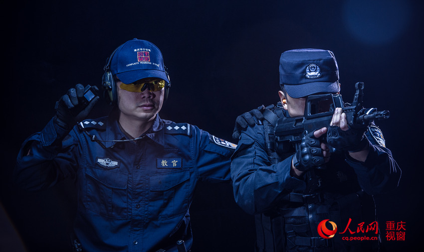 Equipa SWAT de Chongqing publica galeria de fotografias das opera??es de treinamento
