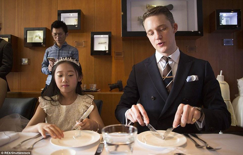 Cursos de etiqueta britanica atraem filhos de famílias ricas de Shanghai