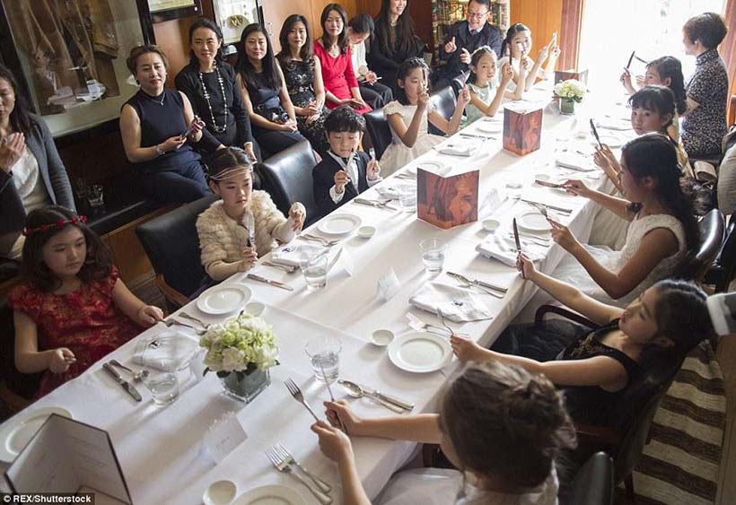 Cursos de etiqueta britanica atraem filhos de famílias ricas de Shanghai