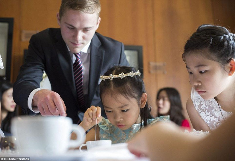 Cursos de etiqueta britanica atraem filhos de famílias ricas de Shanghai