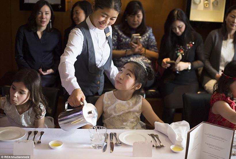Cursos de etiqueta britanica atraem filhos de famílias ricas de Shanghai