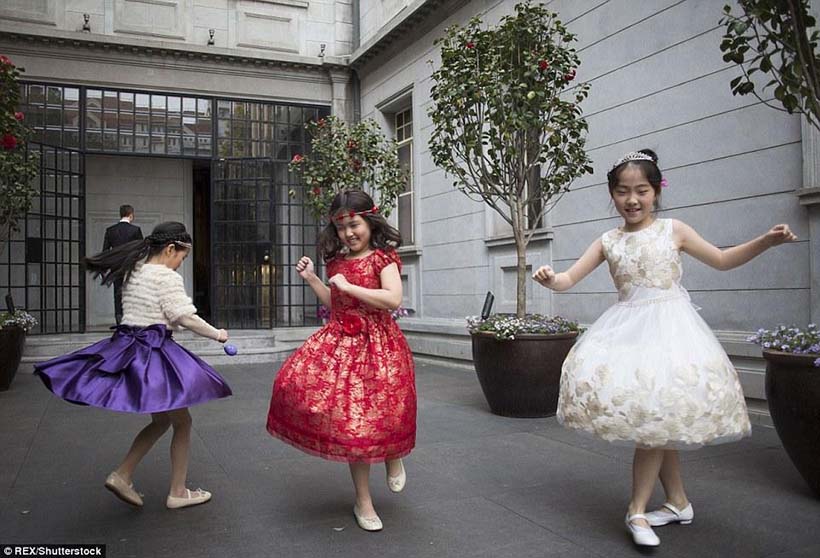 Cursos de etiqueta britanica atraem filhos de famílias ricas de Shanghai