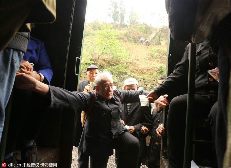 Locomotiva a vapor atravessa regi?o sudoeste da China