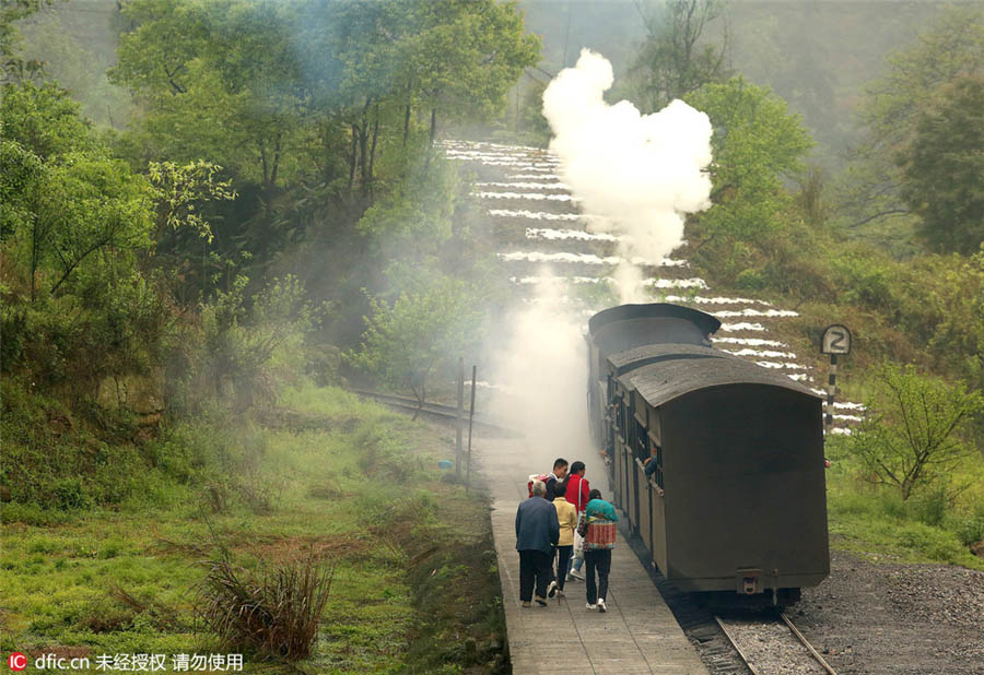 Locomotiva a vapor atravessa regi?o sudoeste da China