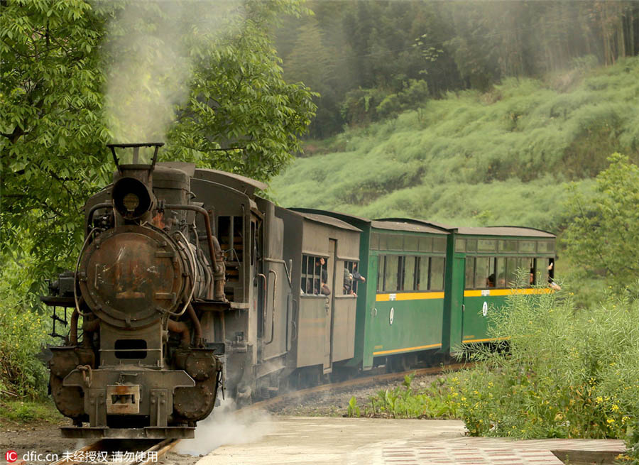 Locomotiva a vapor atravessa regi?o sudoeste da China