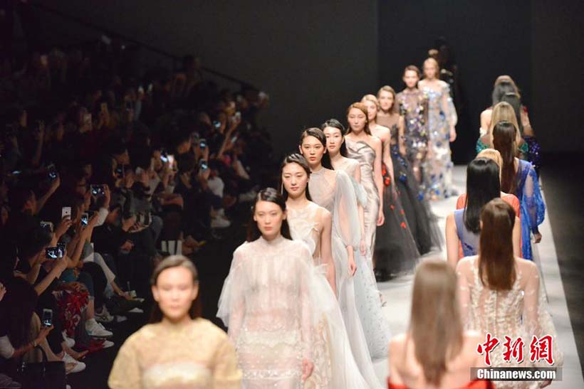 Modelos apresentam cole??es Outono/Inverno na Semana da Moda de Shanghai