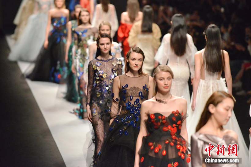 Modelos apresentam cole??es Outono/Inverno na Semana da Moda de Shanghai