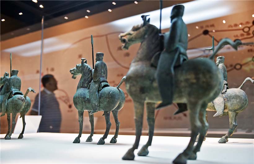 Relíquias culturais alusivas à Rota da Seda em exibi??o no centro da China