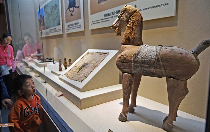 Relíquias culturais alusivas à Rota da Seda em exibi??o no centro da China