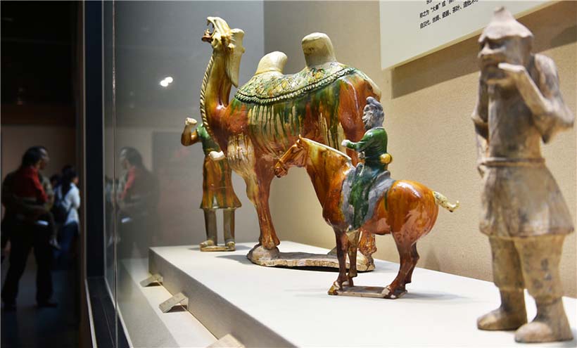 Relíquias culturais alusivas à Rota da Seda em exibi??o no centro da China