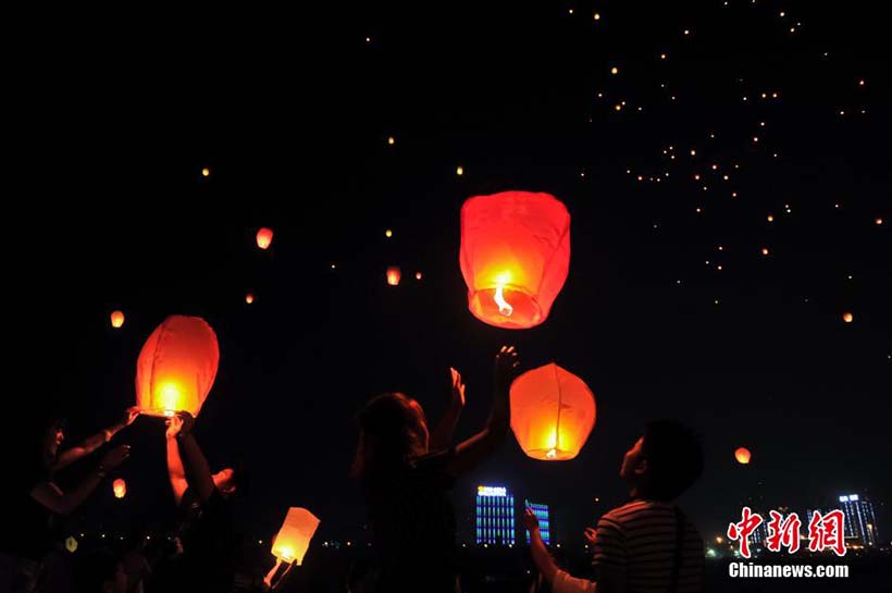 Etnia Dai solta bal?es no sudoeste da China para comemorar ano novo