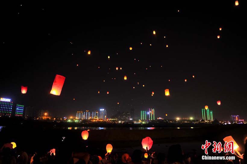 Etnia Dai solta bal?es no sudoeste da China para comemorar ano novo