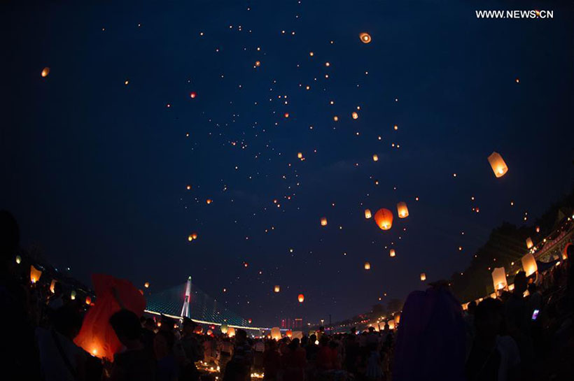 Etnia Dai solta bal?es no sudoeste da China para comemorar ano novo