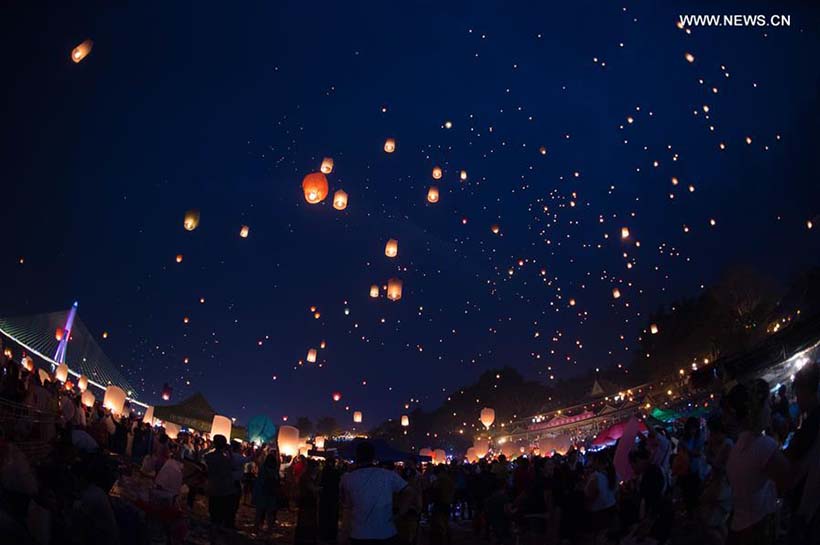 Etnia Dai solta bal?es no sudoeste da China para comemorar ano novo