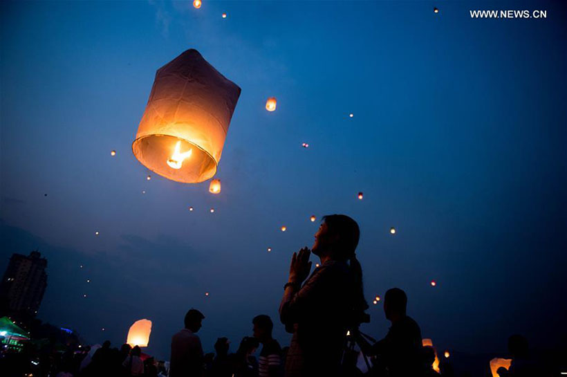Etnia Dai solta bal?es no sudoeste da China para comemorar ano novo