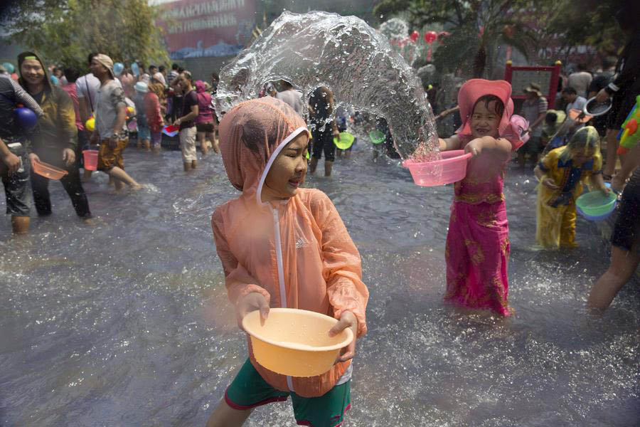 Etnia Dai celebra o Festival de aspers?o de água em Yunnan