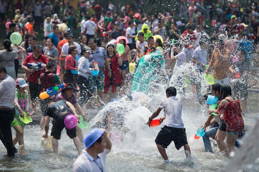 Etnia Dai celebra o Festival de aspers?o de água em Yunnan