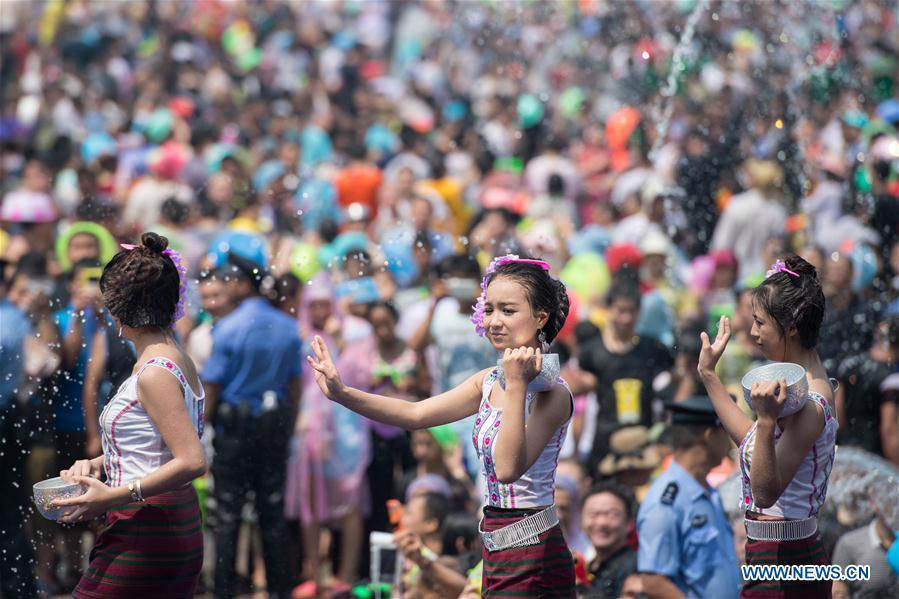 Etnia Dai celebra o Festival de aspers?o de água em Yunnan