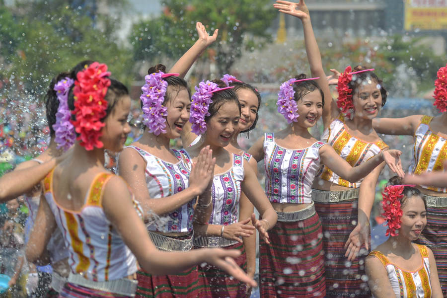 Etnia Dai celebra o Festival de aspers?o de água em Yunnan