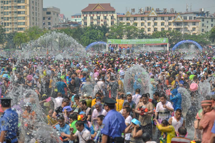 Etnia Dai celebra o Festival de aspers?o de água em Yunnan