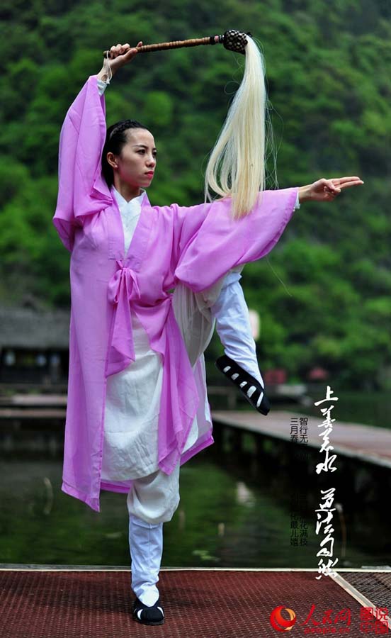 Entusiastas praticam Kung Fu na Montanha Wudang