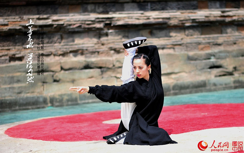 Entusiastas praticam Kung Fu na Montanha Wudang