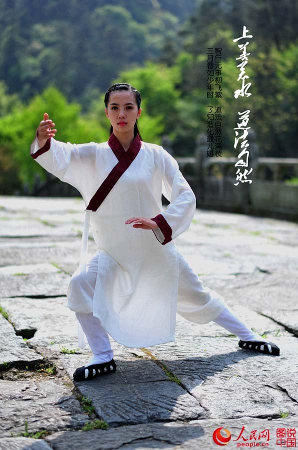 Entusiastas praticam Kung Fu na Montanha Wudang