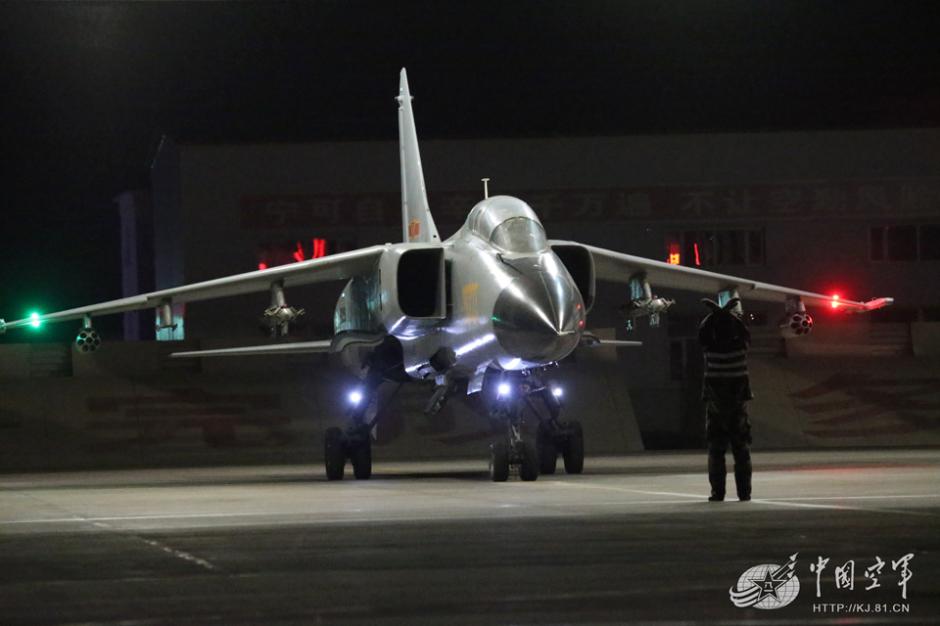 Mulheres v?o pilotar bombardeiro chinês FBC-1 pela primeira vez